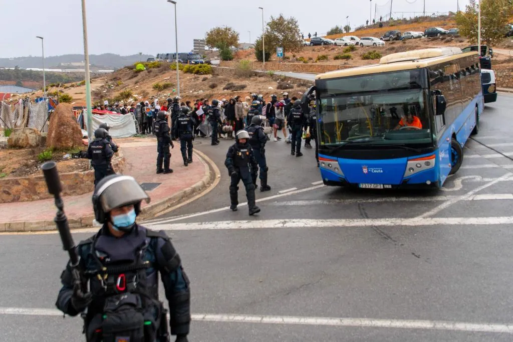 Desalojado en Ceuta un autobús con migrantes después de que uno de los ocupantes usara gas pimienta