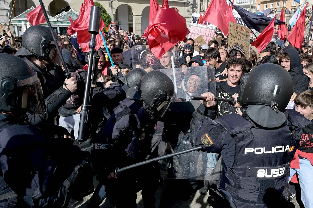 Disturbios y cargas policiales en A Coruña contra los manifestantes que protestaban ante un acto de Santiago Abascal