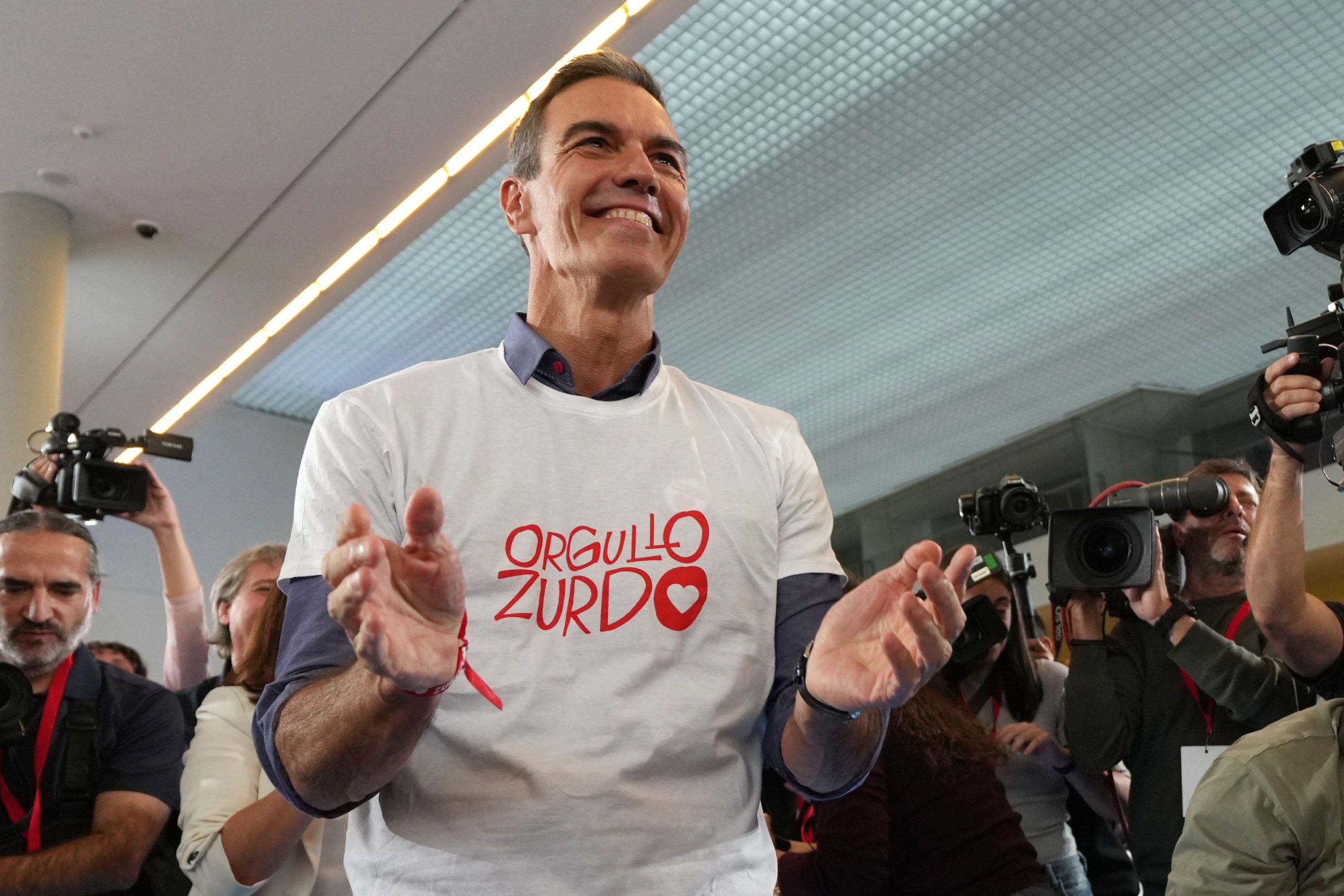 El presidente del Gobierno, Pedro Sánchez, posa con una camiseta en la que se lee 'Orgullo zurdo' en un acto en Burgos.