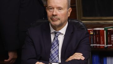 Dos instituciones dañadas por dos ex ministros del PSOE en el intento de salvar la 'ley de nietos'