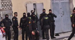 Registran una ONG en Ceuta y detienen a dos ceutíes acusados de repartir espray pimienta e incitar «a atacar a las fuerzas de seguridad»