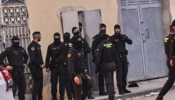 Registran una ONG en Ceuta y detienen a dos ceutíes acusados de repartir espray pimienta e incitar «a atacar a las fuerzas de seguridad»