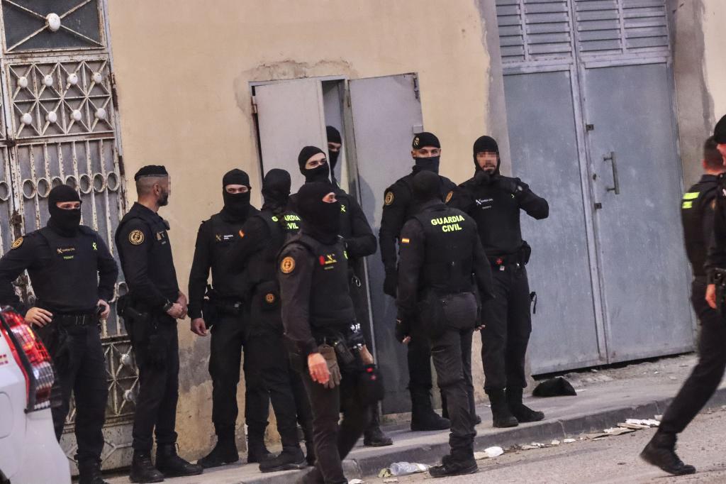 Agentes de la Guardia Civil y la Policía Nacional, durante el registro.
