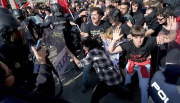 El delegado del Gobierno en Galicia atribuye los disturbios contra Vox a un grupo «mínimo» de violentos y confirma tres detenidos y 13 policías heridos
