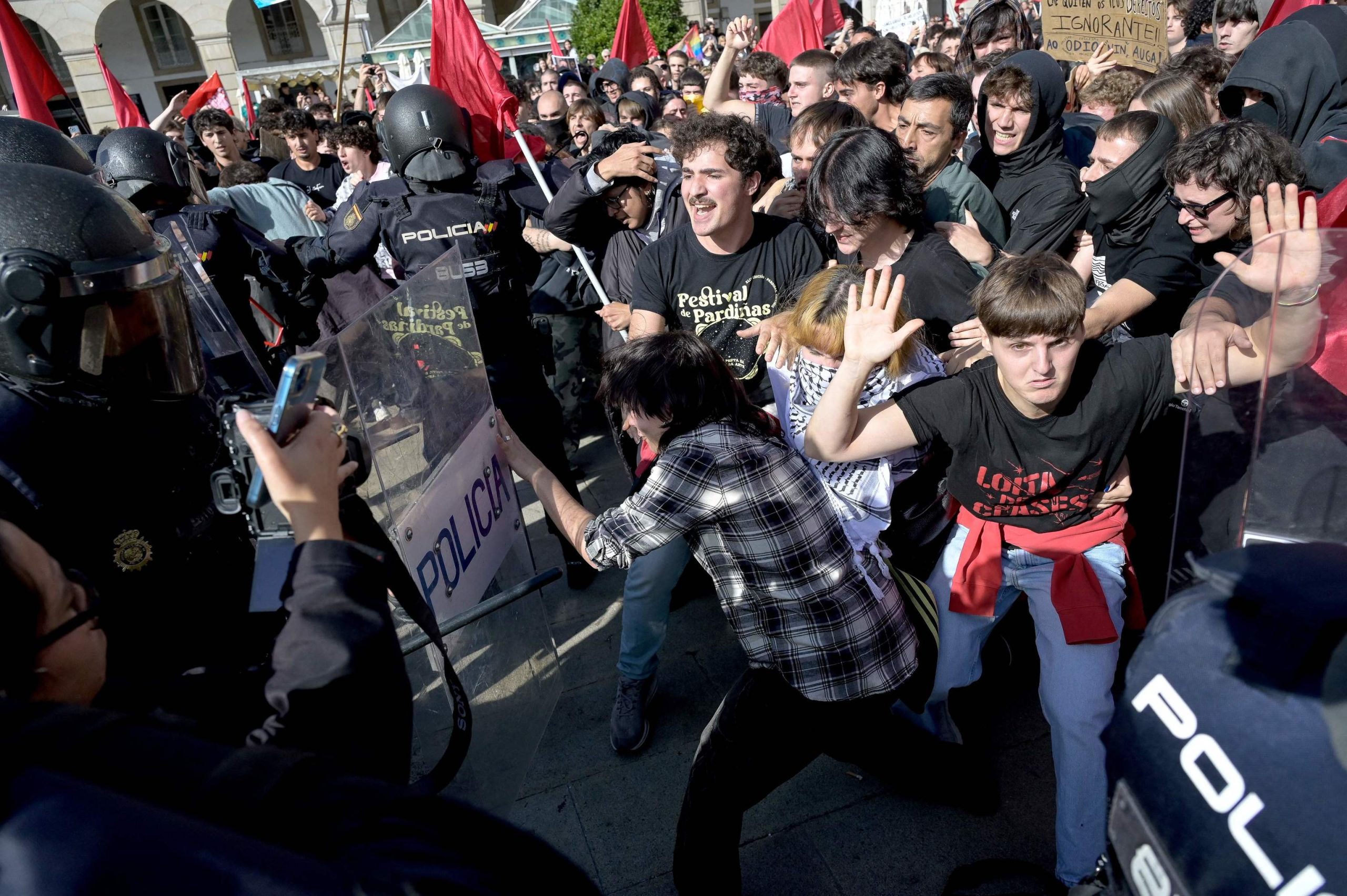 Enfrentamientos entre policías y manifestantes durante la protesta contra Vox celebrada ayer en A Coruña.