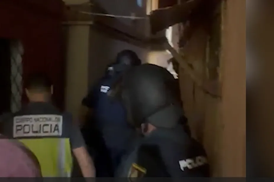 'Casa de los horrores' en Ceuta: la Policía detiene a un ceutí por alojar a 74 migrantes hacinados, 10 de ellos niños, y explotarlos