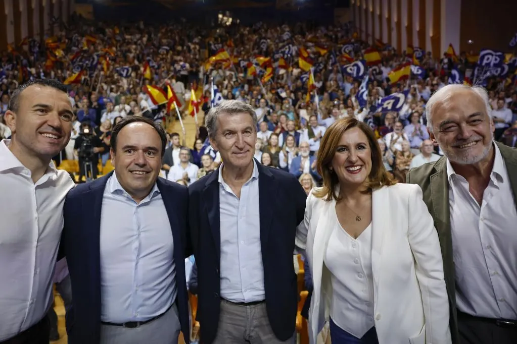 Feijóo apela al voto de los trabajadores con una bajada del IRPF en 2027 y el blindaje de la exención del salario mínimo