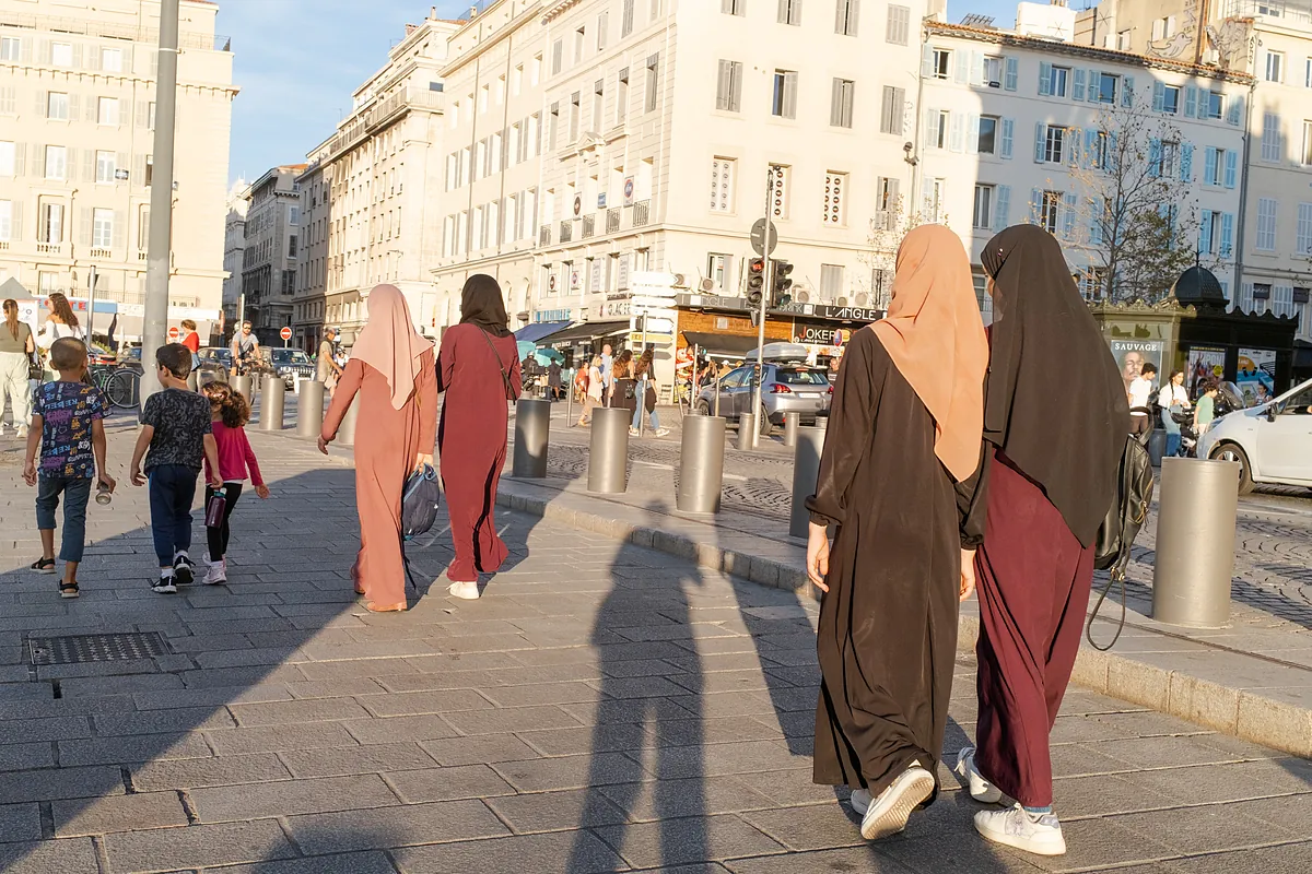 El veto al pañuelo islámico avanza en Europa: prohibición del burka en Francia e Italia, mientras Austria quita el hiyab a las niñas