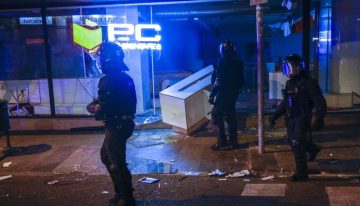Disturbios, saqueos, quema de contenedores y destrozos en el centro de Barcelona tras una protesta juvenil  violenta con un centenar de detenidos