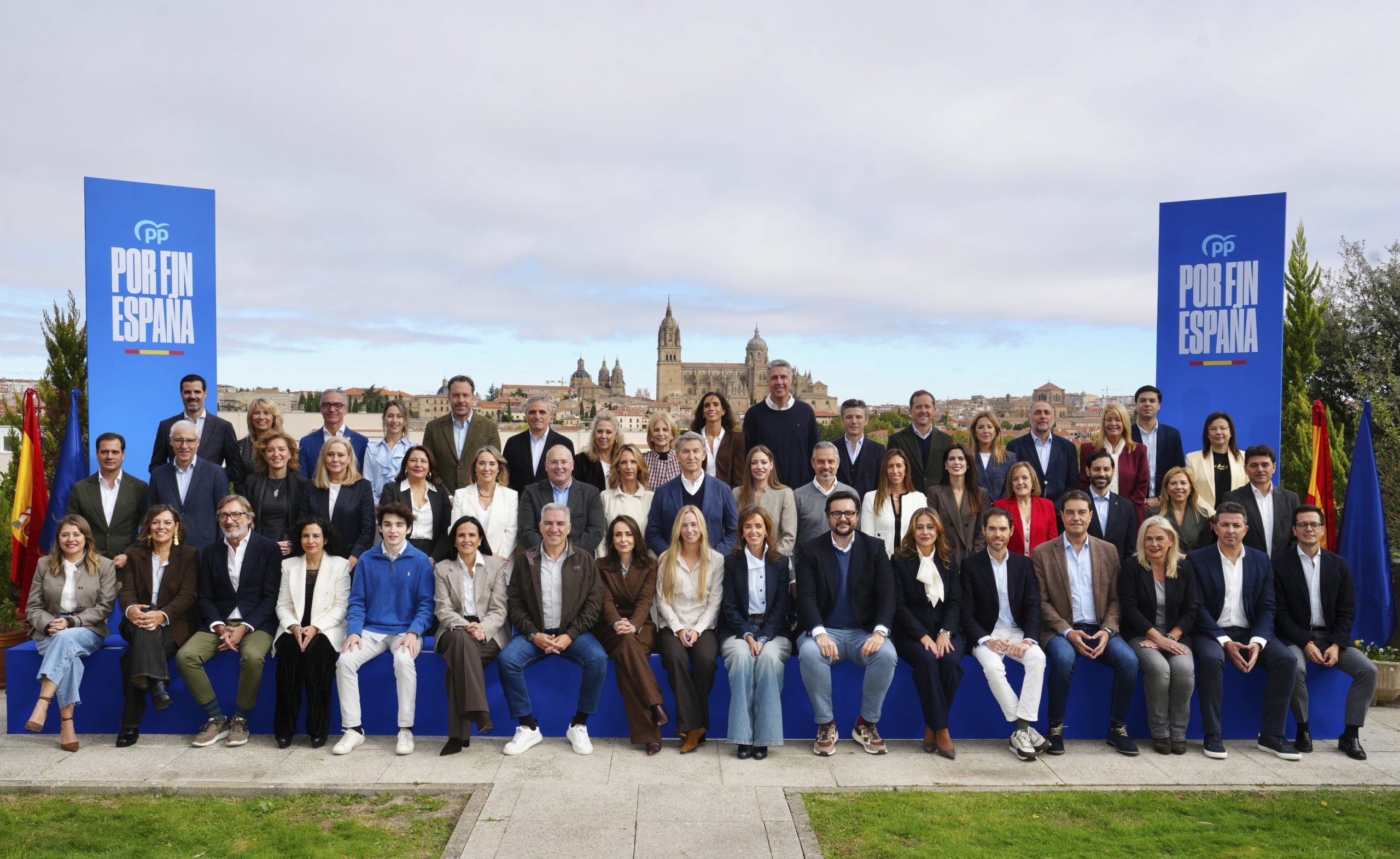 El presidente del PP, Alberto Núñez Feijóo, con los 'cabezas de lista' del PP para las elecciones del 29-N, este domingo en Salamanca