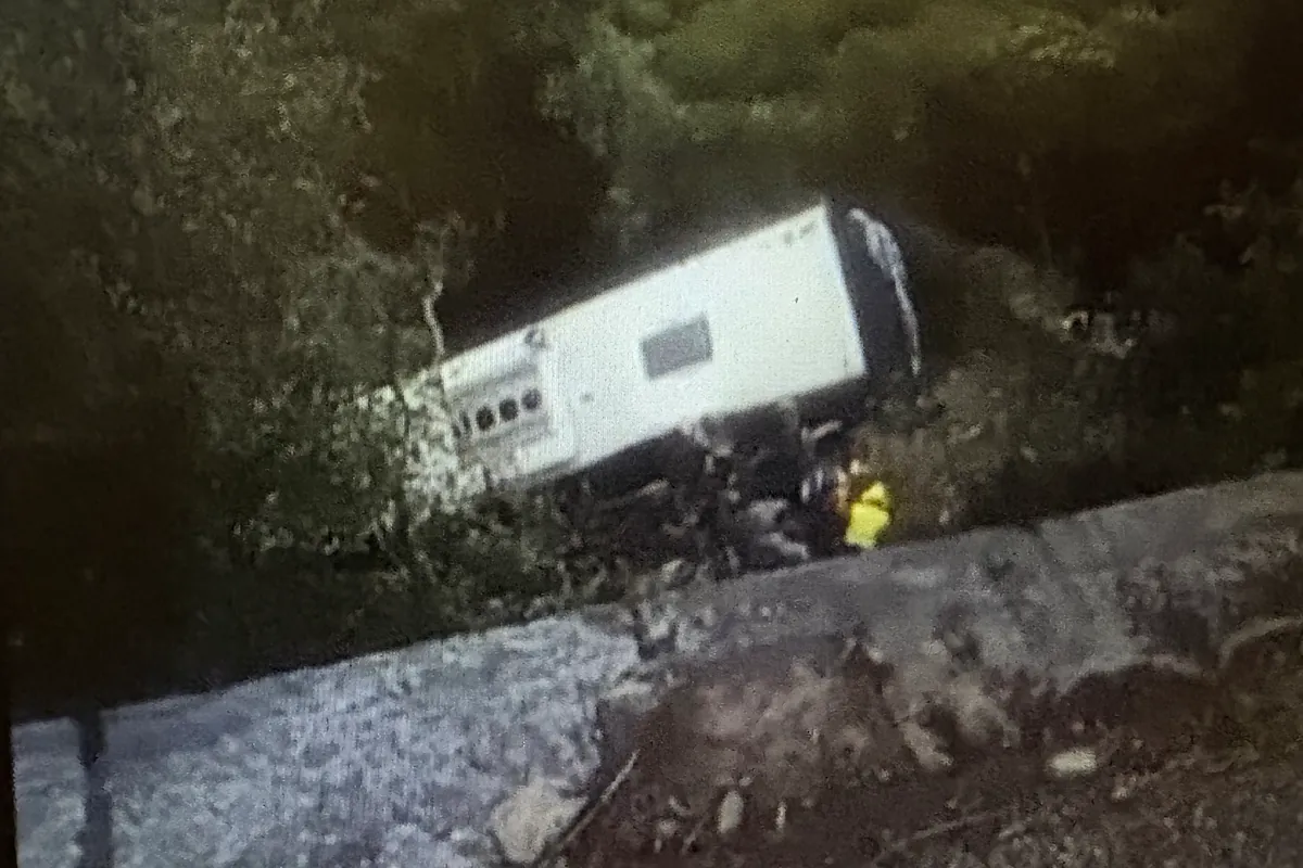 Ochenta y tres heridos, siete de ellos en estado grave, tras precipitarse un autobús por un terraplén de 20 metros en el Montseny