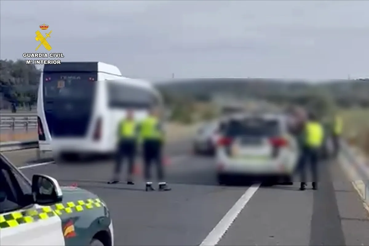 Sale del juzgado y es detenido tras huir con un coche robado por la autovía A-5 en Cáceres y embestir a varios vehículos