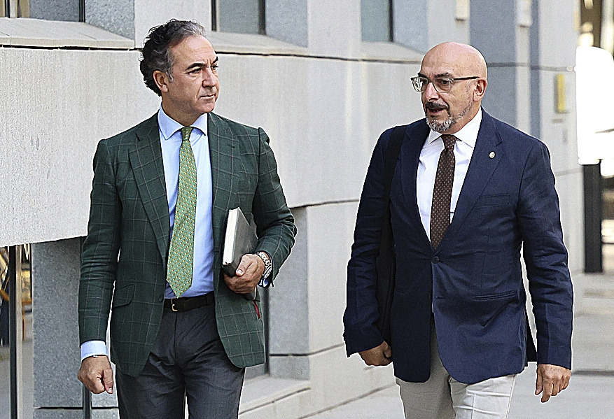 El jefe de Operaciones de la Guardia Civil en Ceuta (dcha.), ayer en la Audiencia.