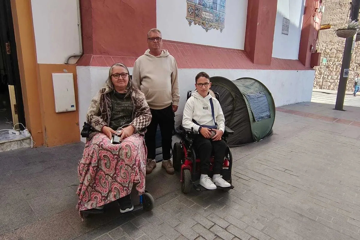 Una familia lleva una semana acampada en la calle tras ser desalojada: «No queremos ayudas, sólo una vivienda de alquiler en la que entren las sillas de ruedas»