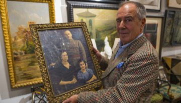 Una foto de Juan Carlos I dedicada a Franco y retratos del dictador, entre los bienes del Pazo de Meirás subastados con ventas de hasta 2.750 euros