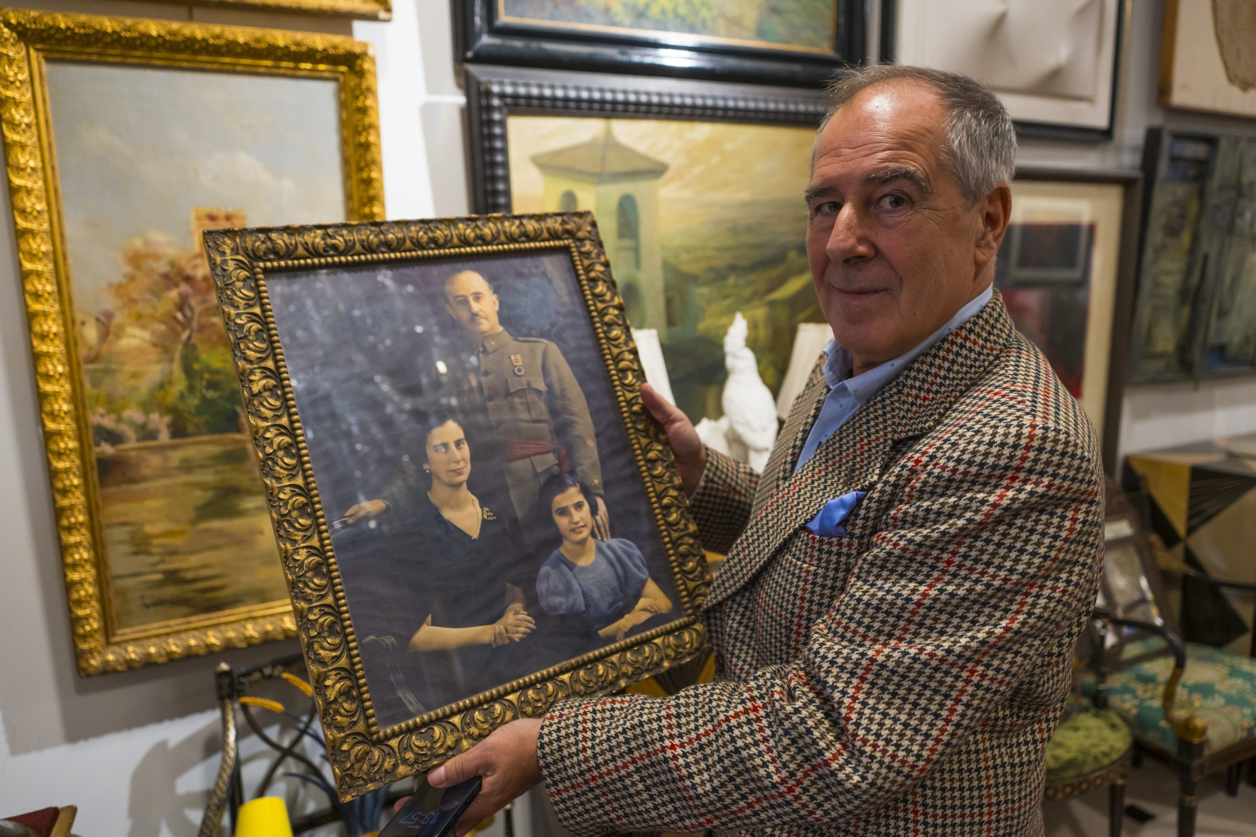 José Miguel Carrillo de Albornoz con un retrato de la familia que se subasta.