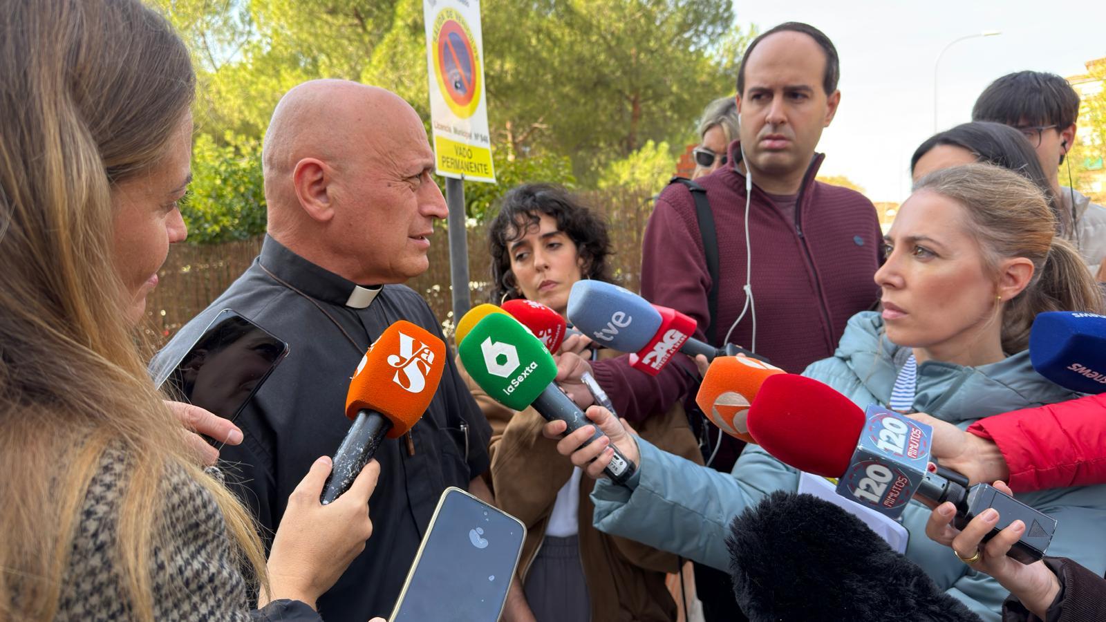 El sacerdote y misionero Juan Carlos Mayoral a las puertas del Centro Parroquial este mediodía.