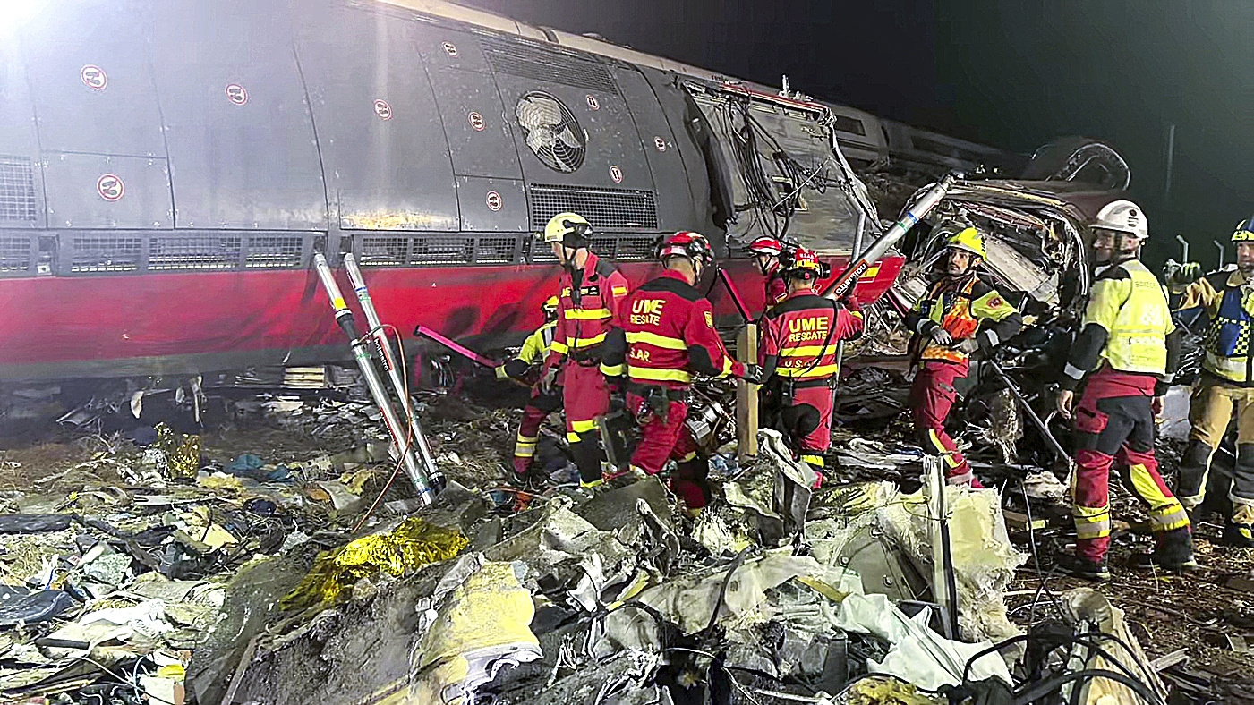 Rescate de cadáveres dentro del amasijo de hierros.