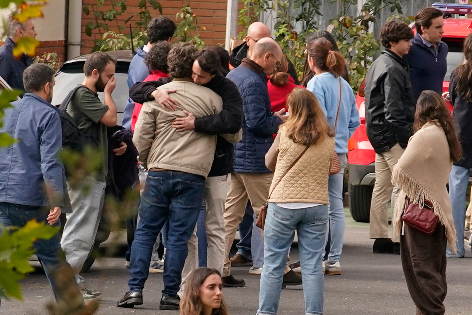 Familiares que buscan a los desaparecidos se abrazan ayer en Toledo.
