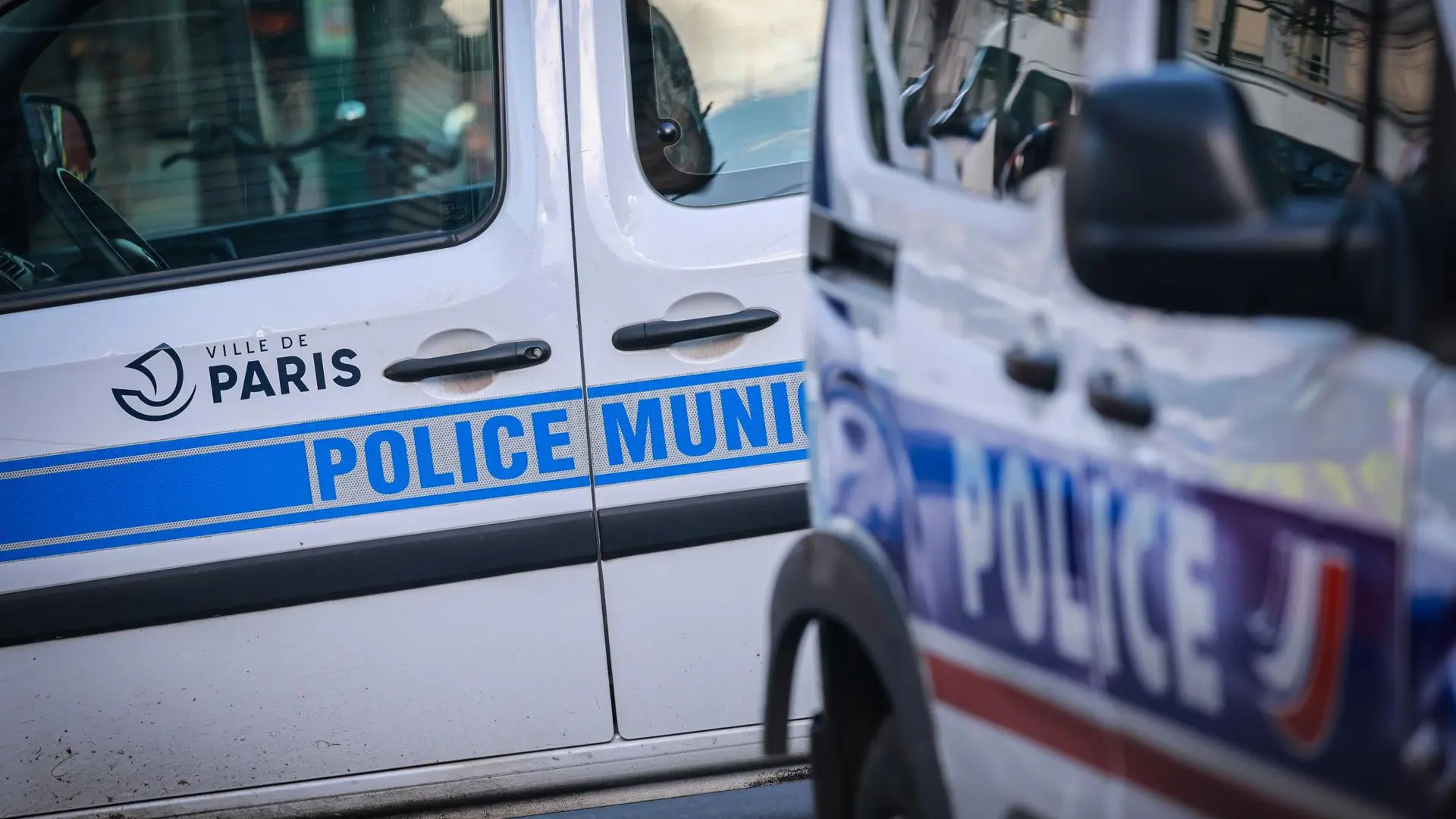 Un hombre mata a una persona y hiere al menos a otras cuatro en una serie de tiroteos en dos municipios de la periferia de París