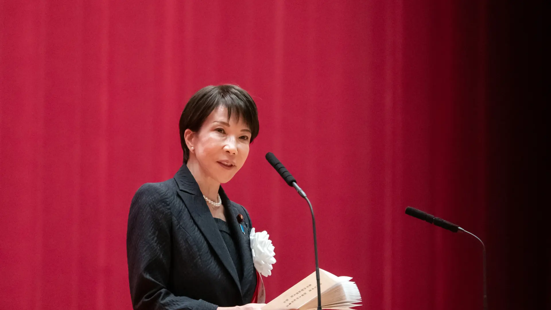 La primera ministra de Japón desata la polémica por decir que trabaja más horas que los hombres para fregar y maquillarse