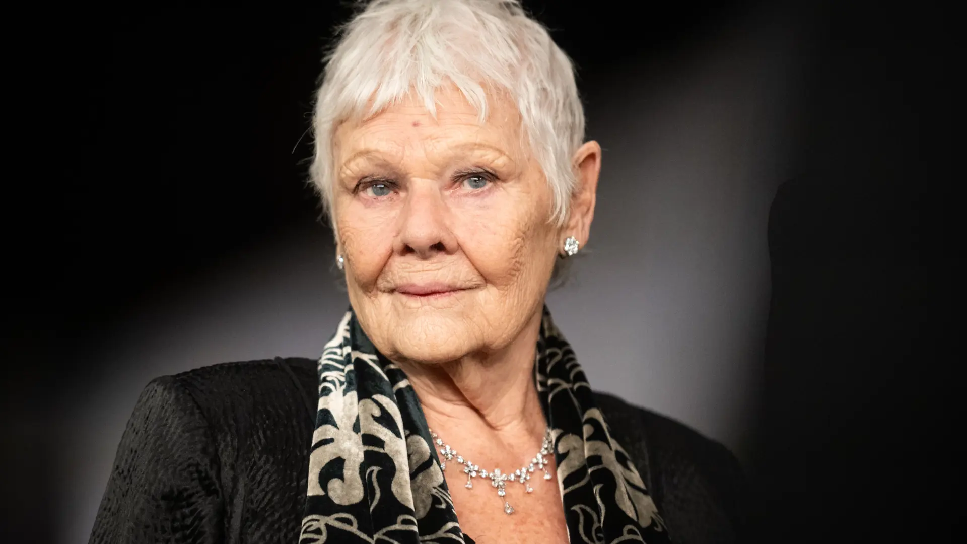 Judi Dench no puede seguir trabajando ni leer debido a la pérdida de visión por una afección ocular