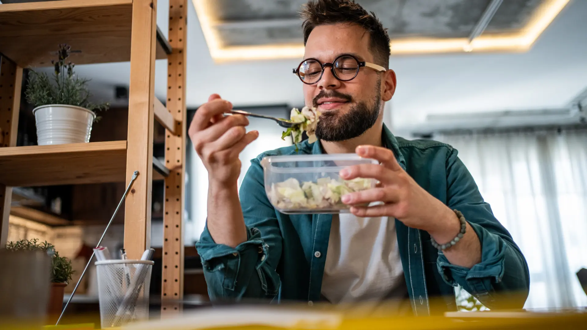 Comer frente al ordenador o picar entre horas: los hábitos que pueden estar empeorando tu alimentación sin darte cuenta