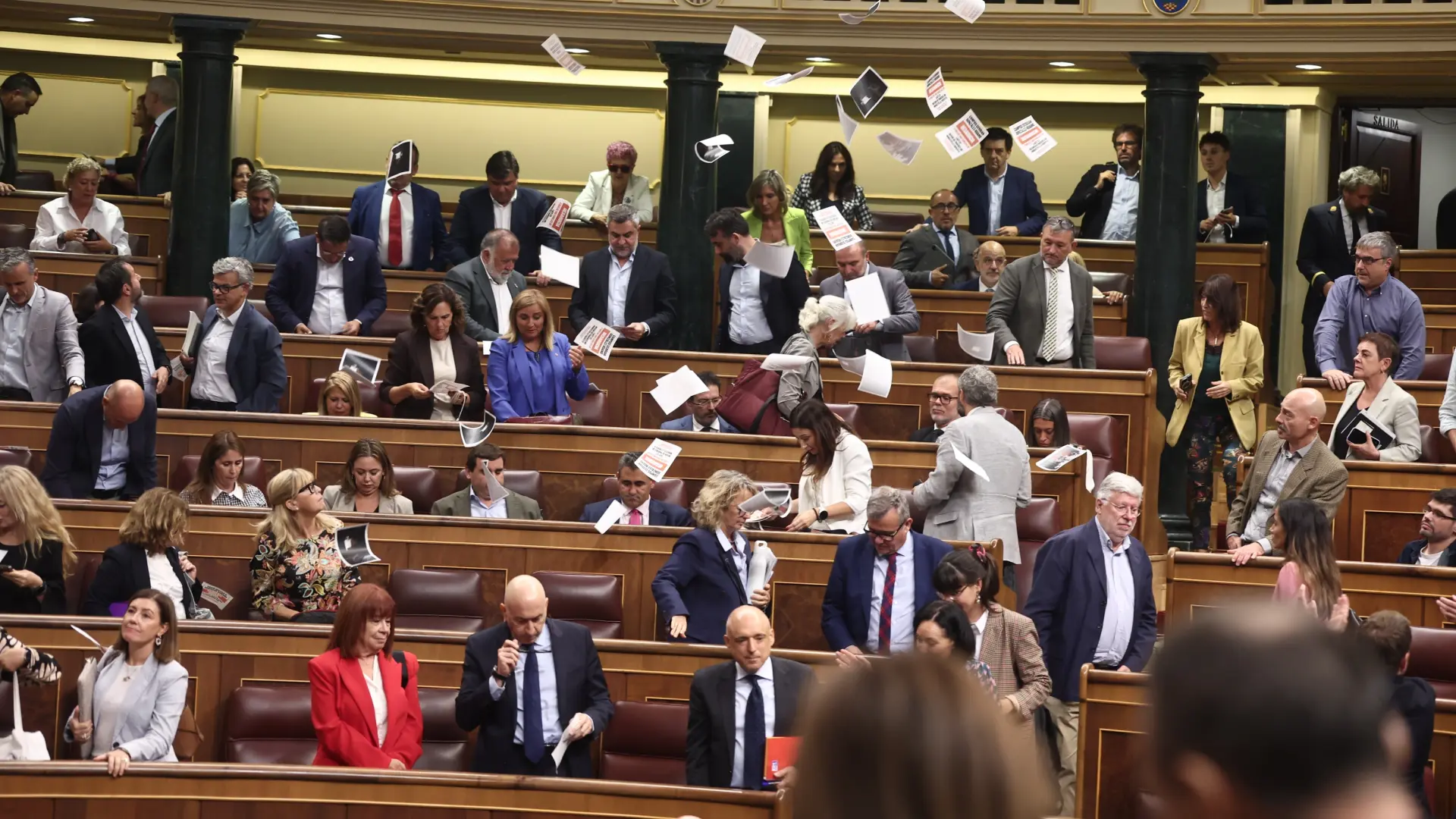 Junts cumple su amenaza, tumba los dos decretos de vivienda y deja al Gobierno pendiendo de un hilo