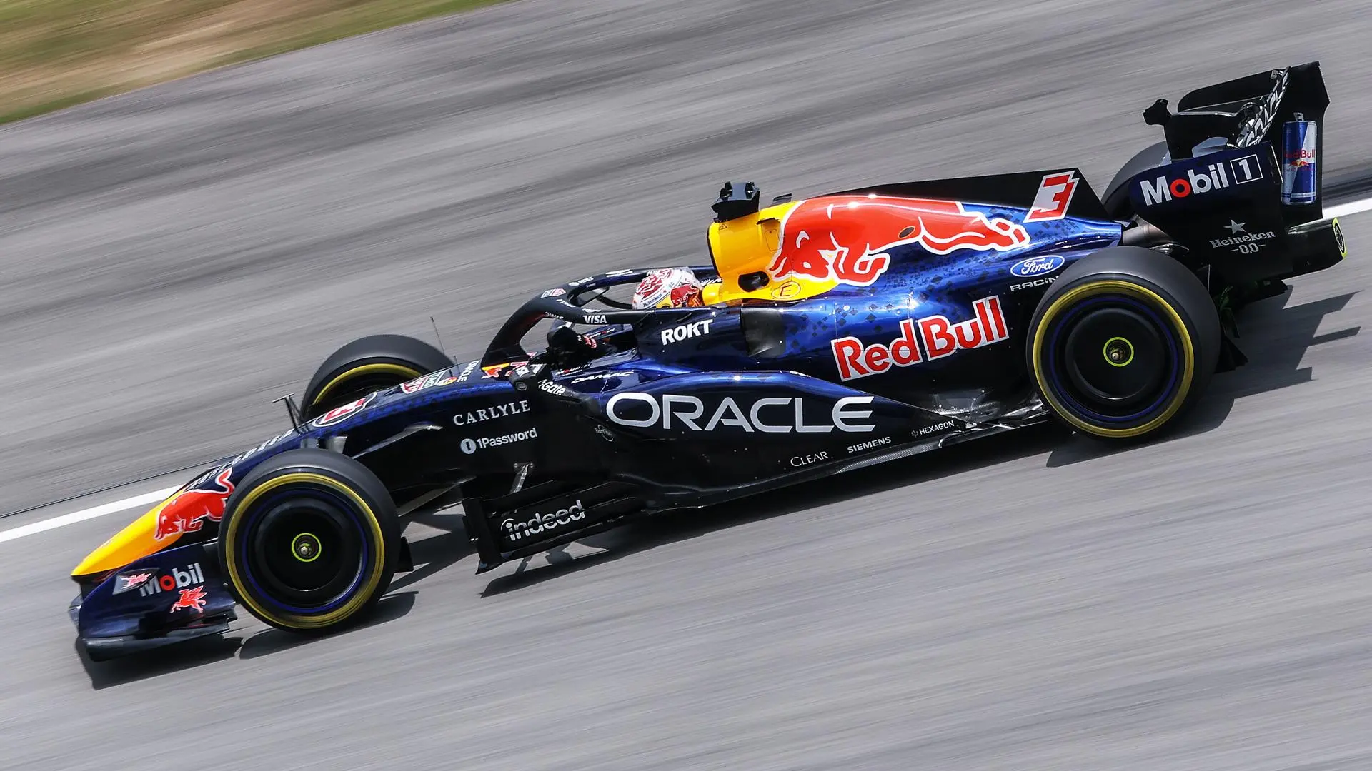 Max Verstappen vuelve a la 'pole' y Fernando Alonso y Carlos Sainz mejoran en Sepang