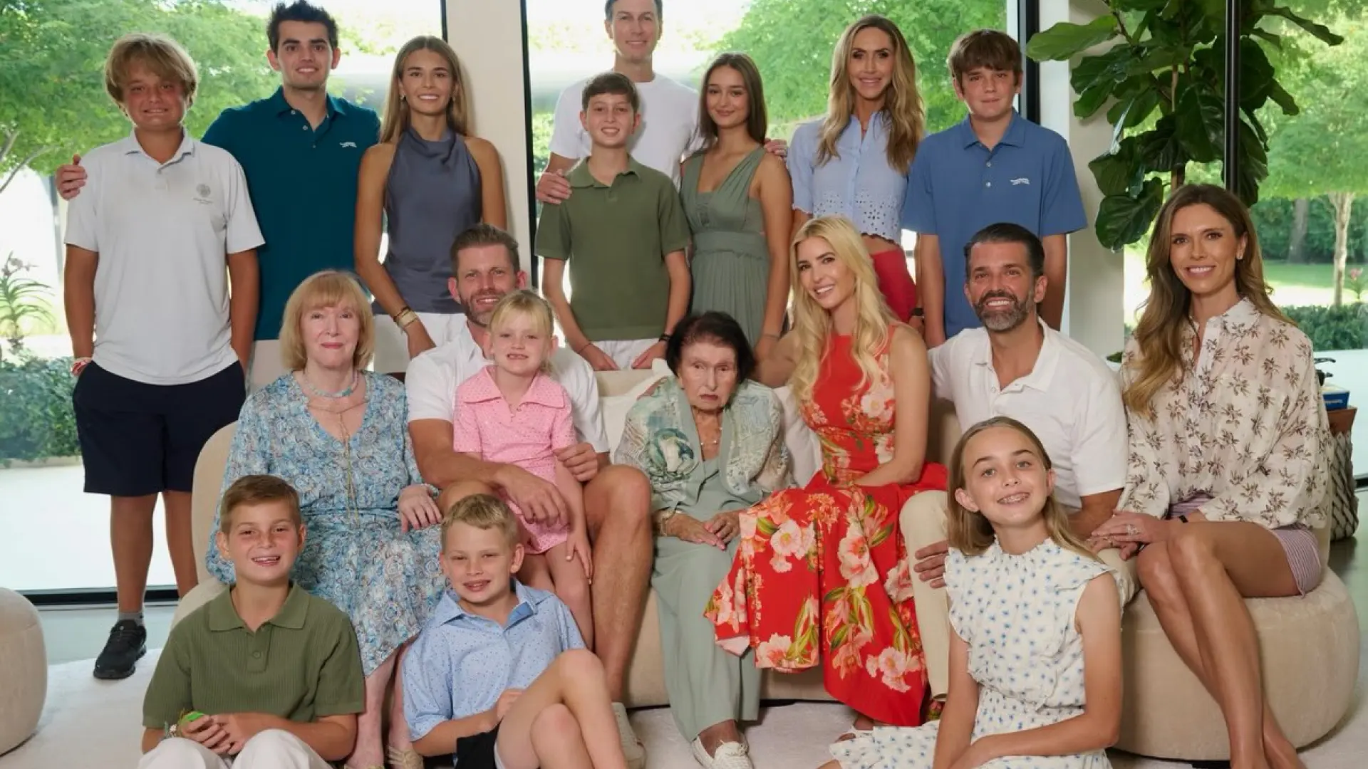 Ivanka Trump comparte una foto de familia por el 100 cumpleaños de su abuela materna y muestra a 10 de los nietos de Donald Trump