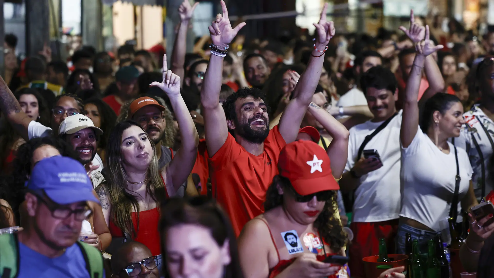 Lula y Flávio Bolsonaro disputarán la Presidencia de Brasil en segunda vuelta