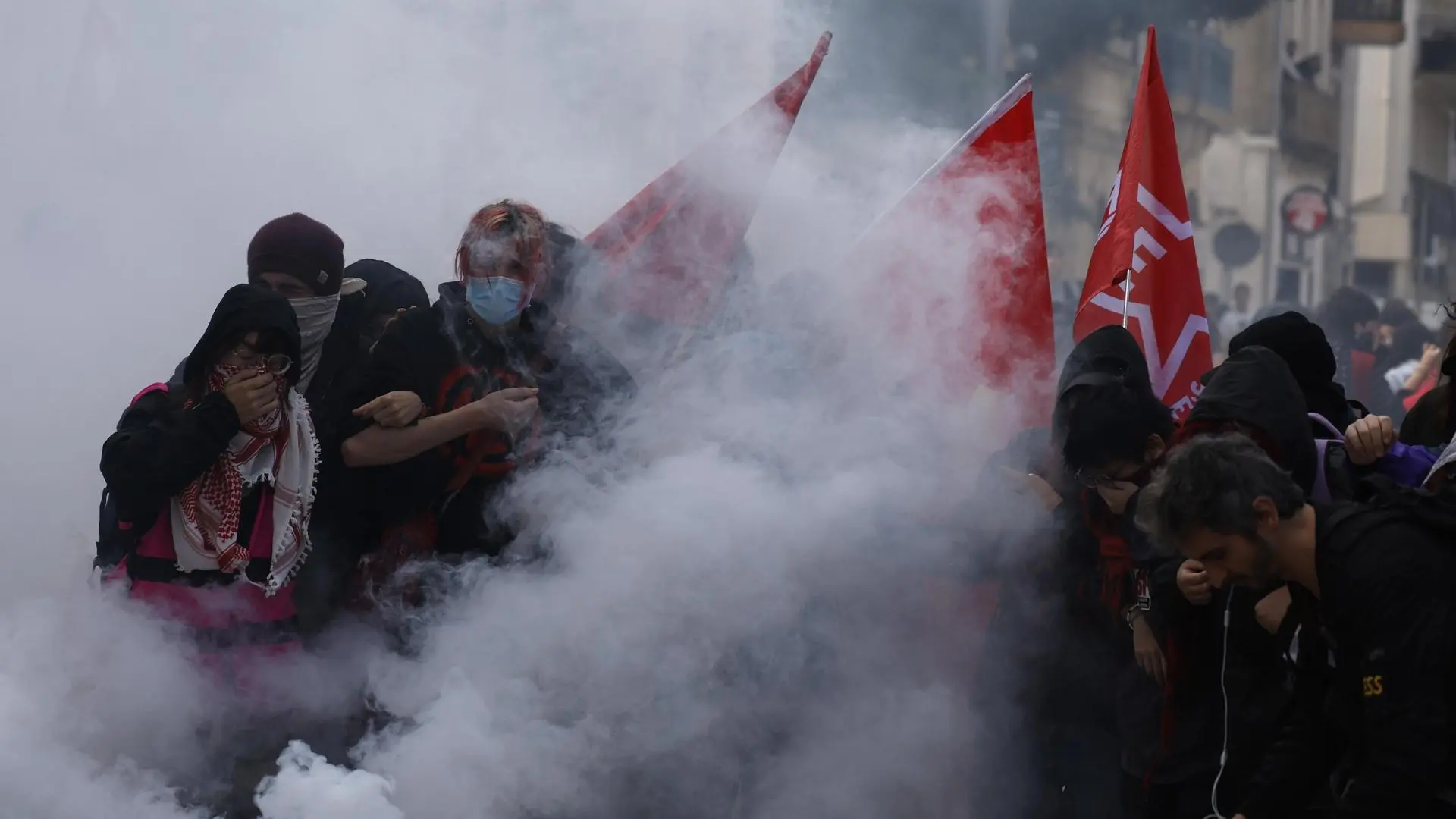 De los chalecos amarillos a los estudiantes: las protestas en Francia incendian de nuevo las calles con Macron de salida