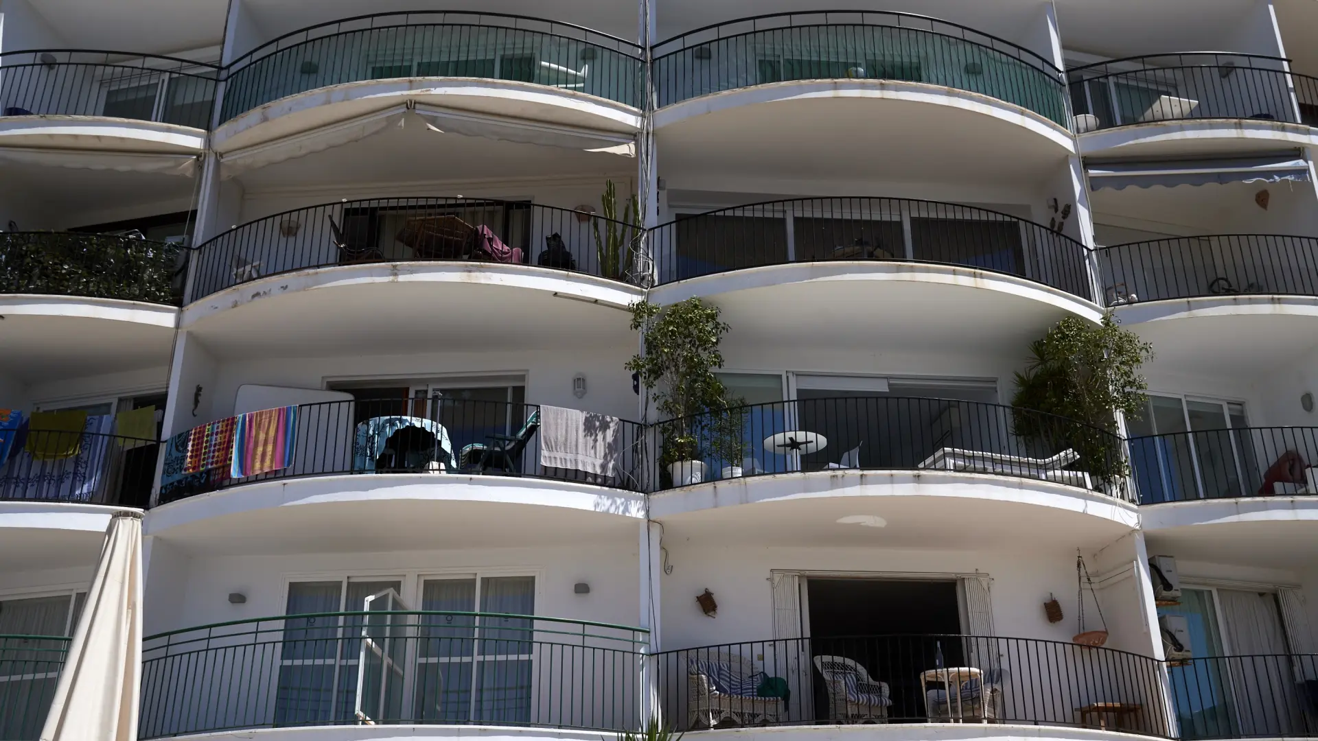 Los hoteleros exigen más control sobre los pisos turísticos y un plan contra el absentismo