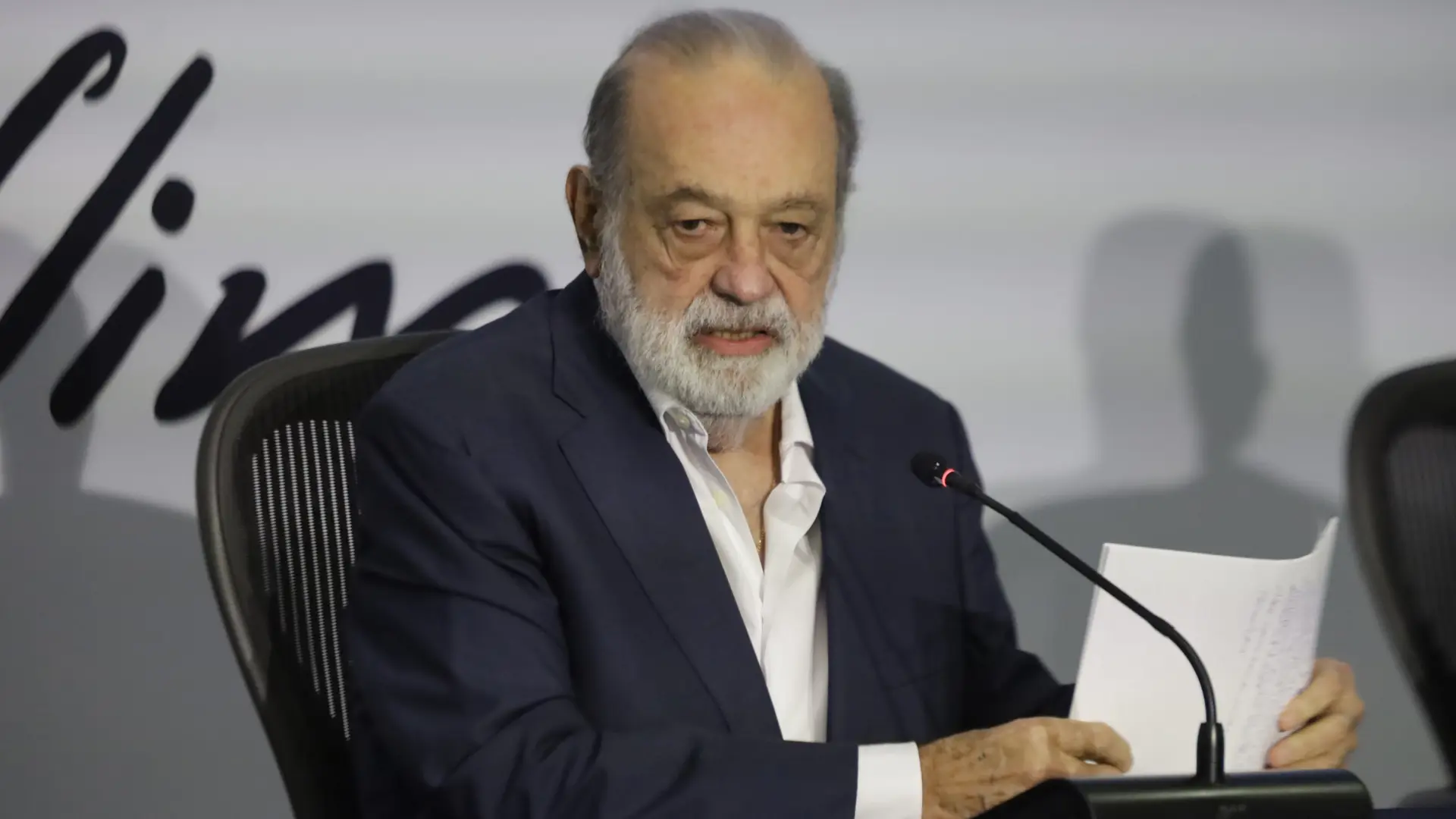 Slim hace caja en CaixaBank y vende su paquete de acciones por 514 millones