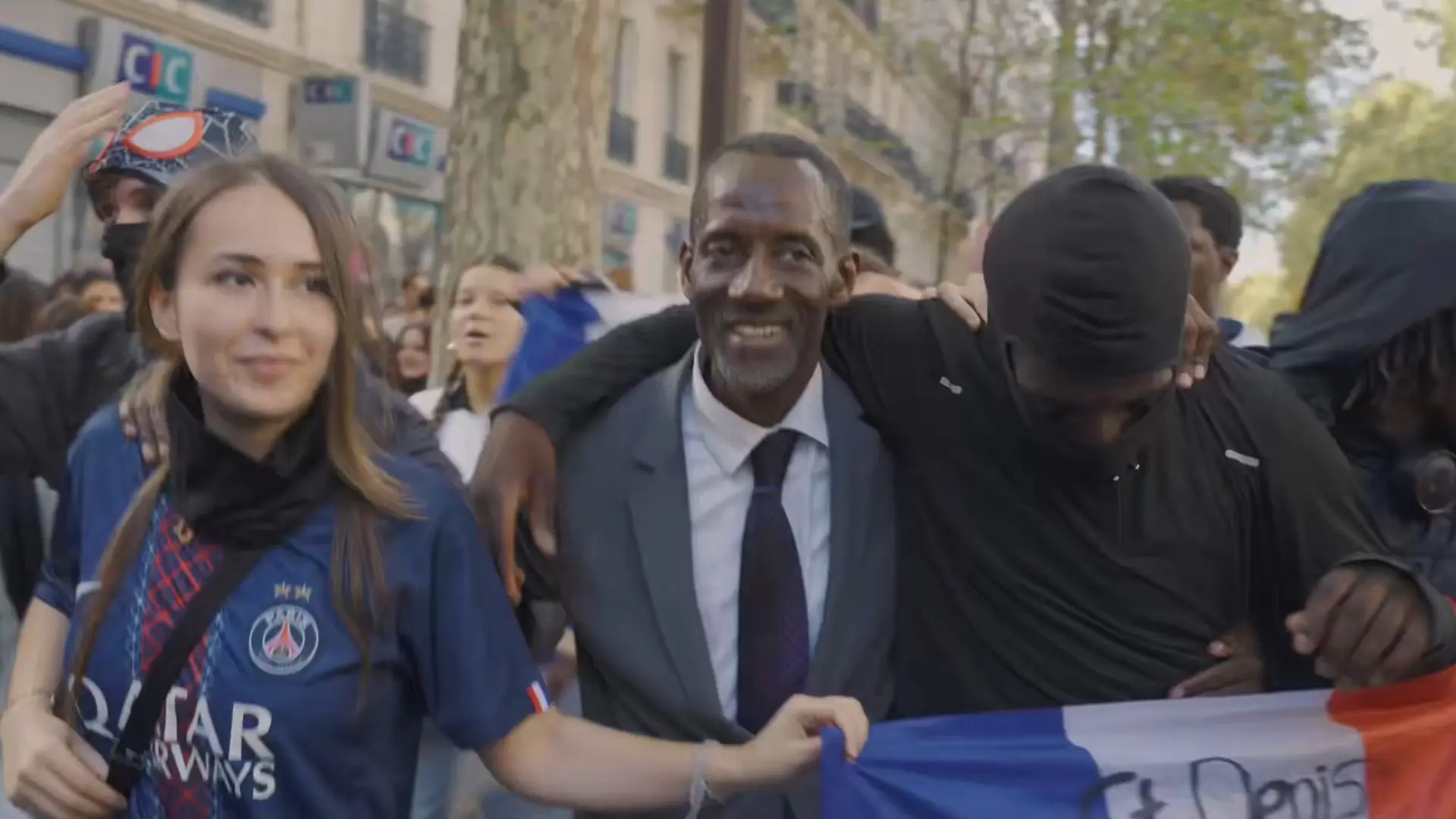 Bally Bagayoko, el alcalde francés que se ha hecho famoso por hacer de escudo entre policías y manifestantes