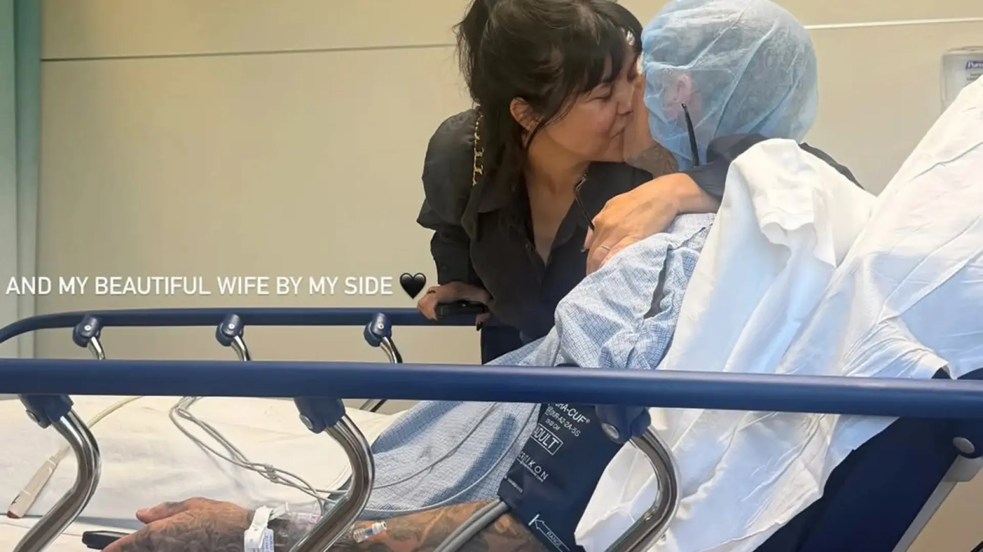 Travis Barker, de Blink-182, preocupa a sus seguidores al aparecer en el hospital junto a Kourtney Kardashian y su familia