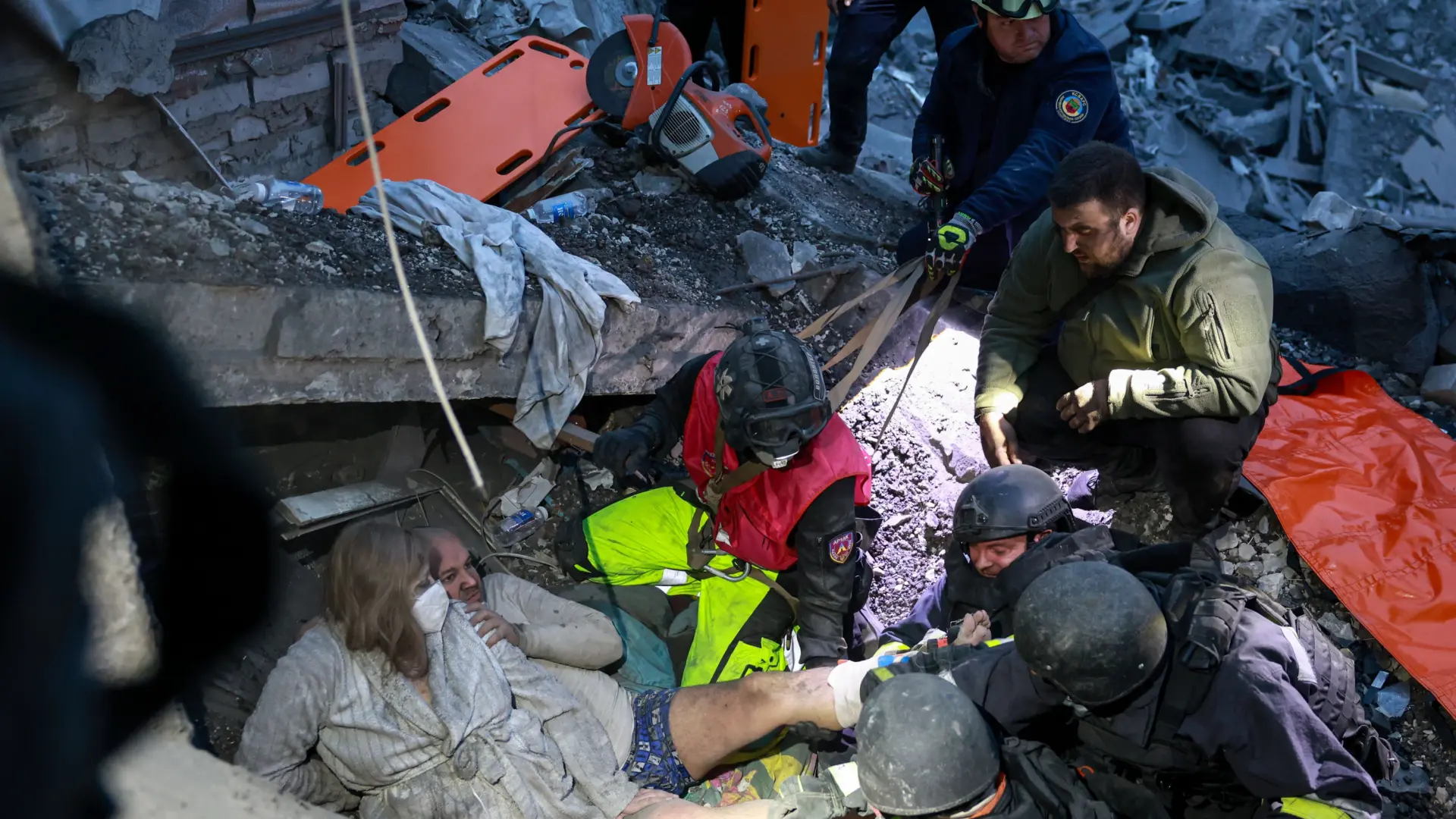 Ucrania ataca una terminal petrolera pese a al acuerdo de Trump con Putin y Rusia lanza una lluvia de bombas sobre Zaporiyia