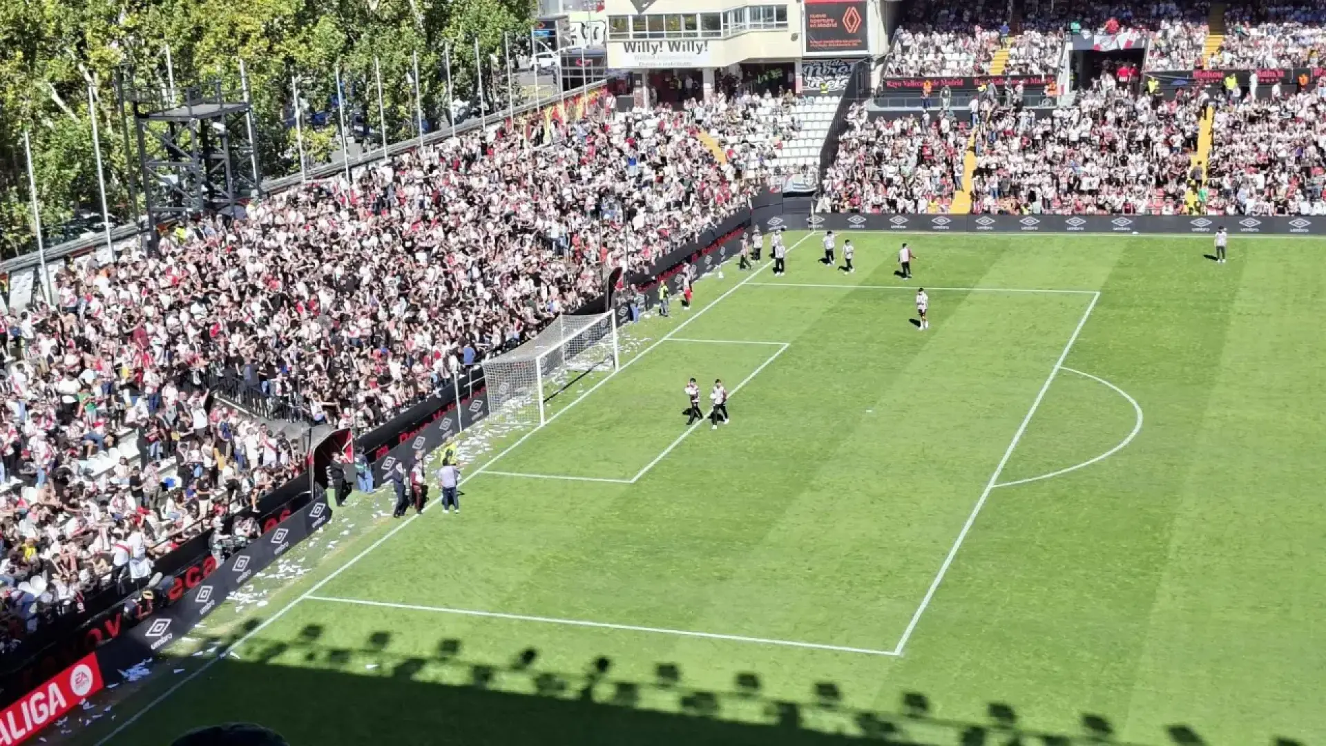 Escándalo en Vallecas: suspendido el Rayo – Athletic por las protestas contra Martín Presa y el lanzamiento de objetos al césped