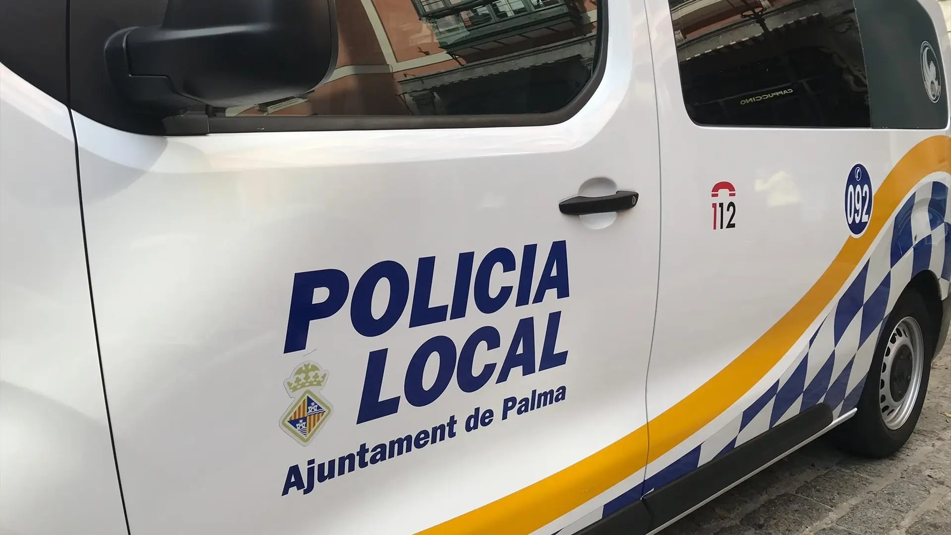 Ultras del Mallorca atacan el bar del Atlético Baleares con piedras y bengalas