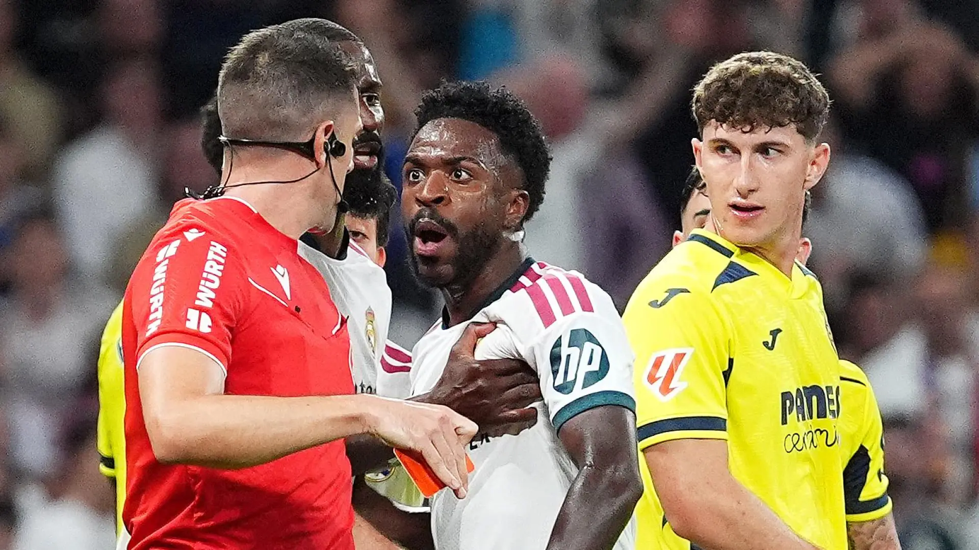 Vinícius no jugará el Clásico: cuatro partidos de sanción por su tirón de pelo a Saliba y su posterior protesta