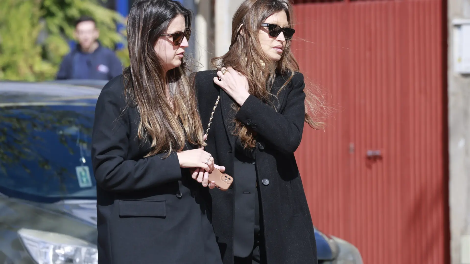 Sara Carbonero y su hermana rompen a llorar en pleno concierto de Dani Fernánez por su madre: «Se escuchó en el cielo»