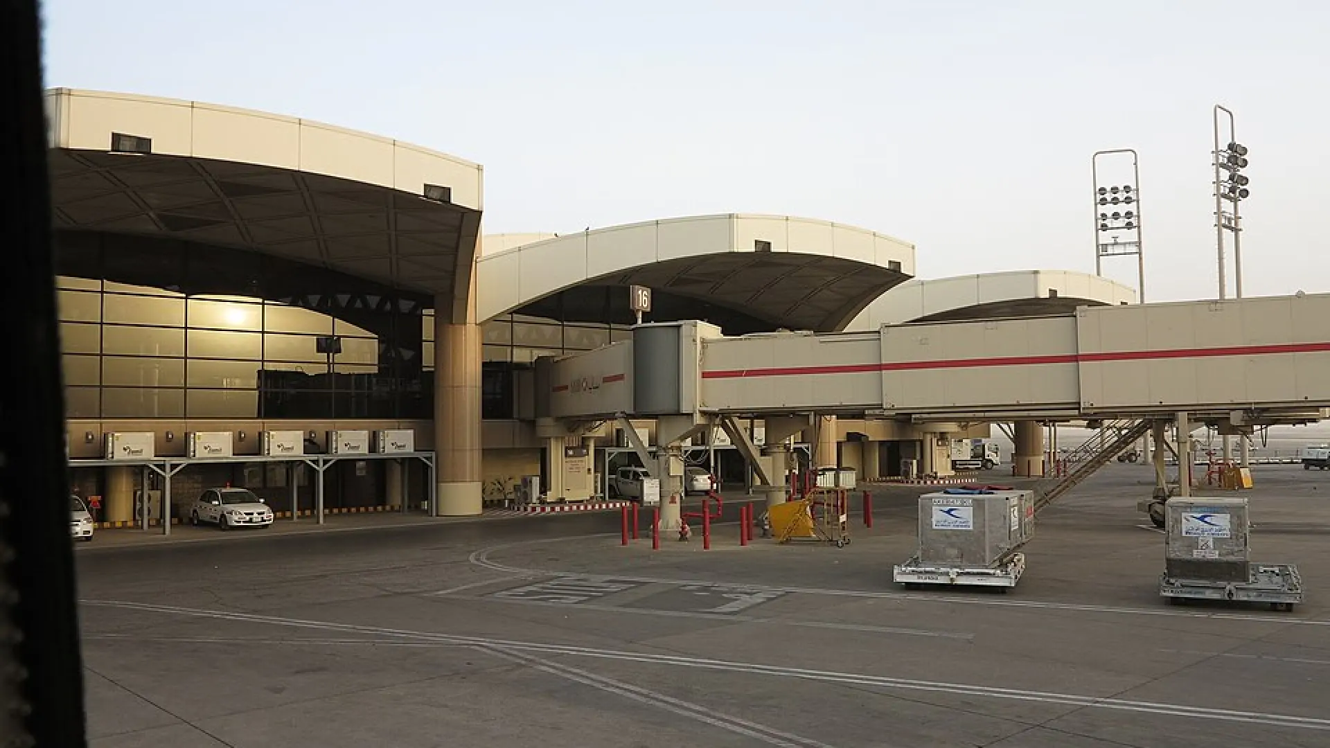 La Embajada española en Arabia Saudí pide «máxima precaución» a los ciudadanos tras los ataques contra el aeropuerto de Riad