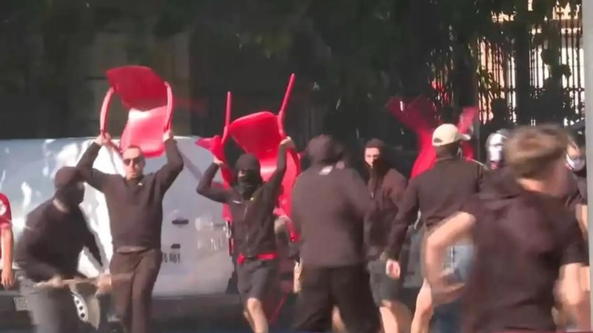 Graves incidentes entre ultras en las horas previas al duelo entre Levante y Sevilla