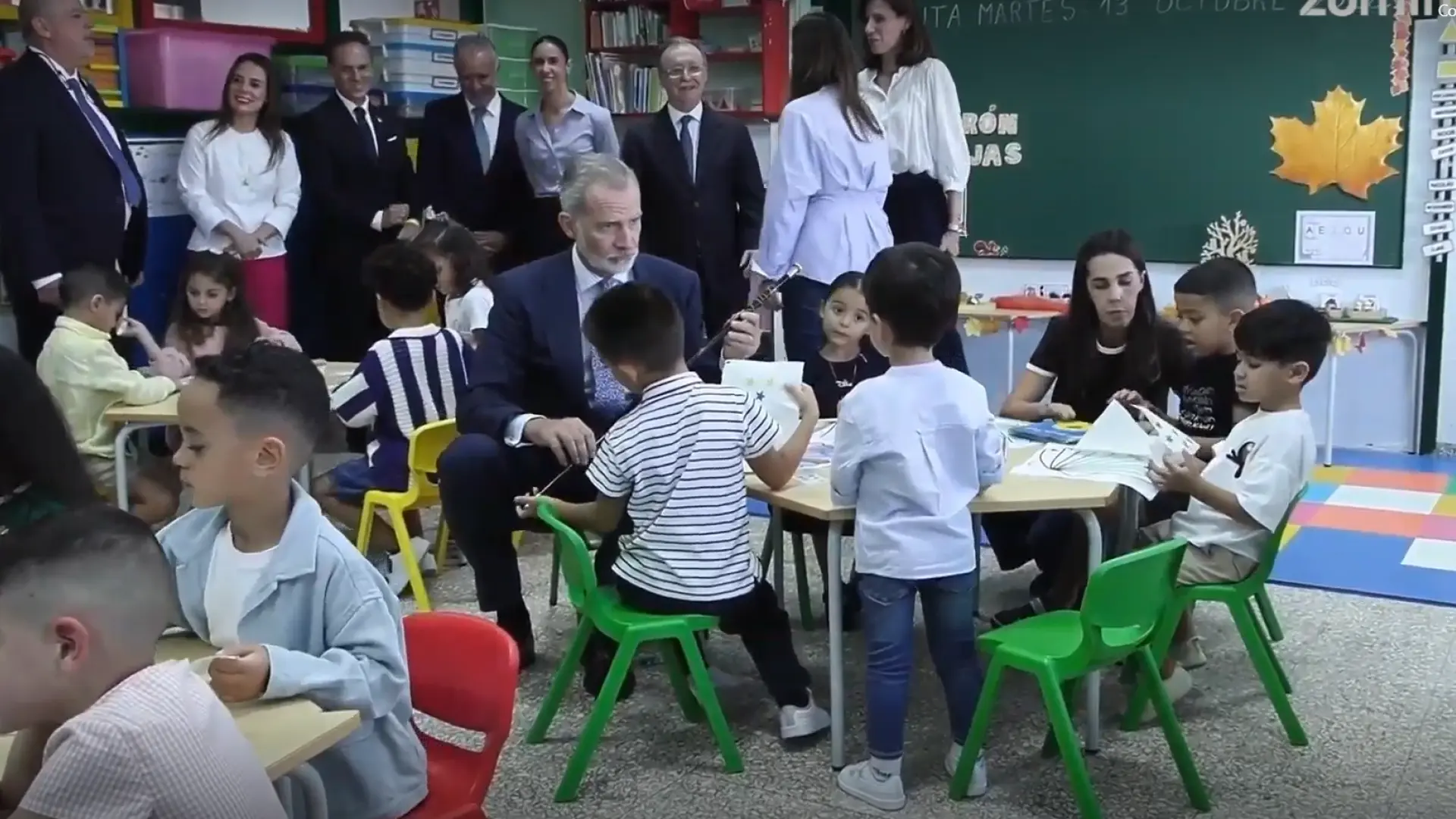 El tierno momento de Felipe VI con dos niños durante su visita a un colegio de Ceuta: «¿Has visto lo que te ha dicho?»
