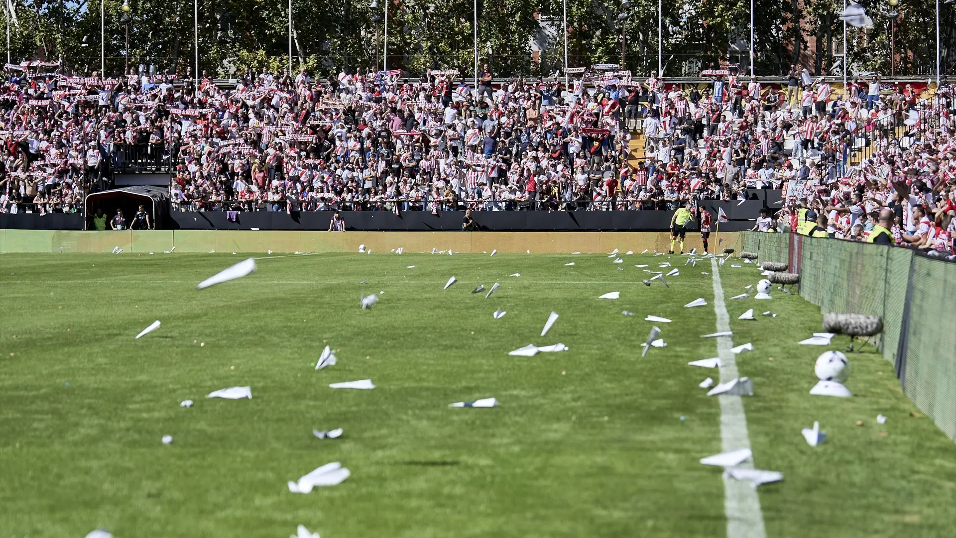 Cierre parcial del Estadio de Vallecas y 6.000 euros de multa: así es la sanción al Rayo por la suspensión del duelo ante el Athletic