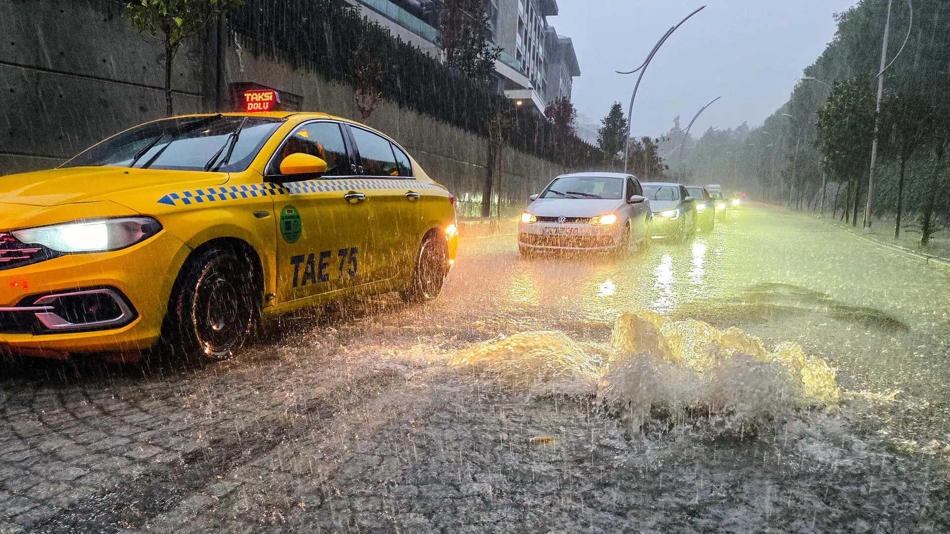 Un temporal de lluvias torrenciales golpea Estambul: calles inundadas, coches arrastrados y miles de avisos a emergencias