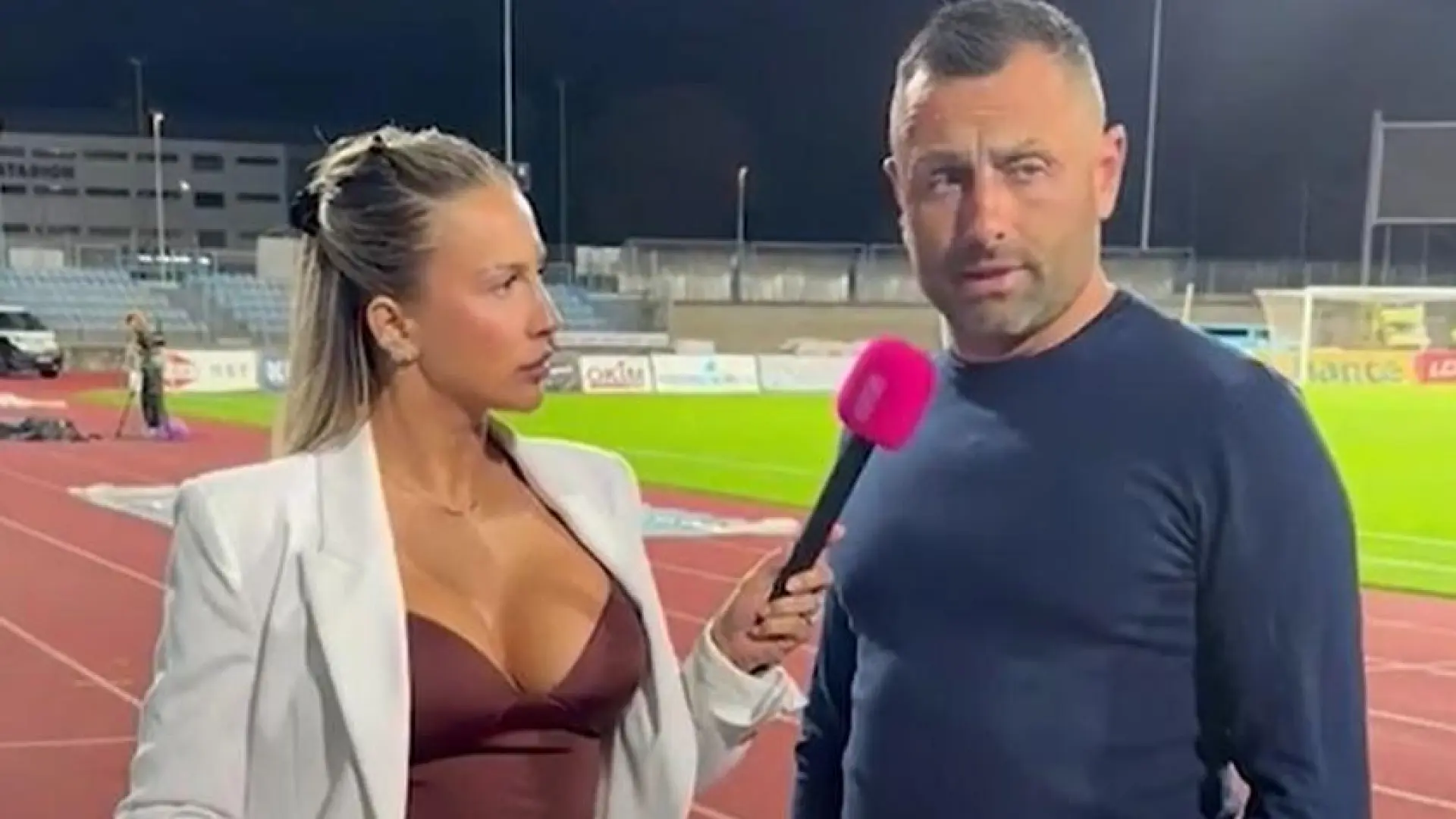 Un entrenador se hace viral por no mirar a la reportera que lo entrevistaba: «Mi mujer me espera en casa»