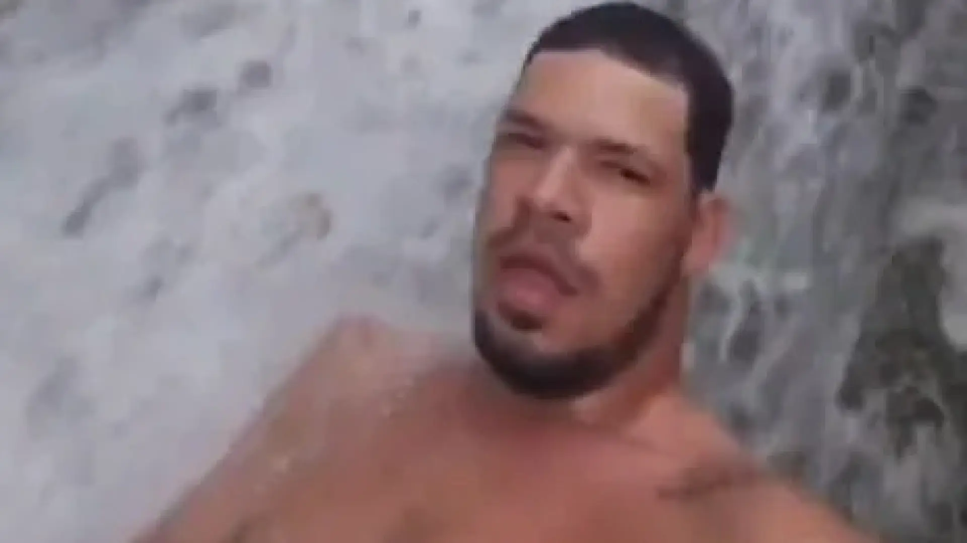 Muere un hombre justo después de grabarse frente a una peligrosa cascada en Brasil: «Si te caes por aquí solo te espera la muerte»