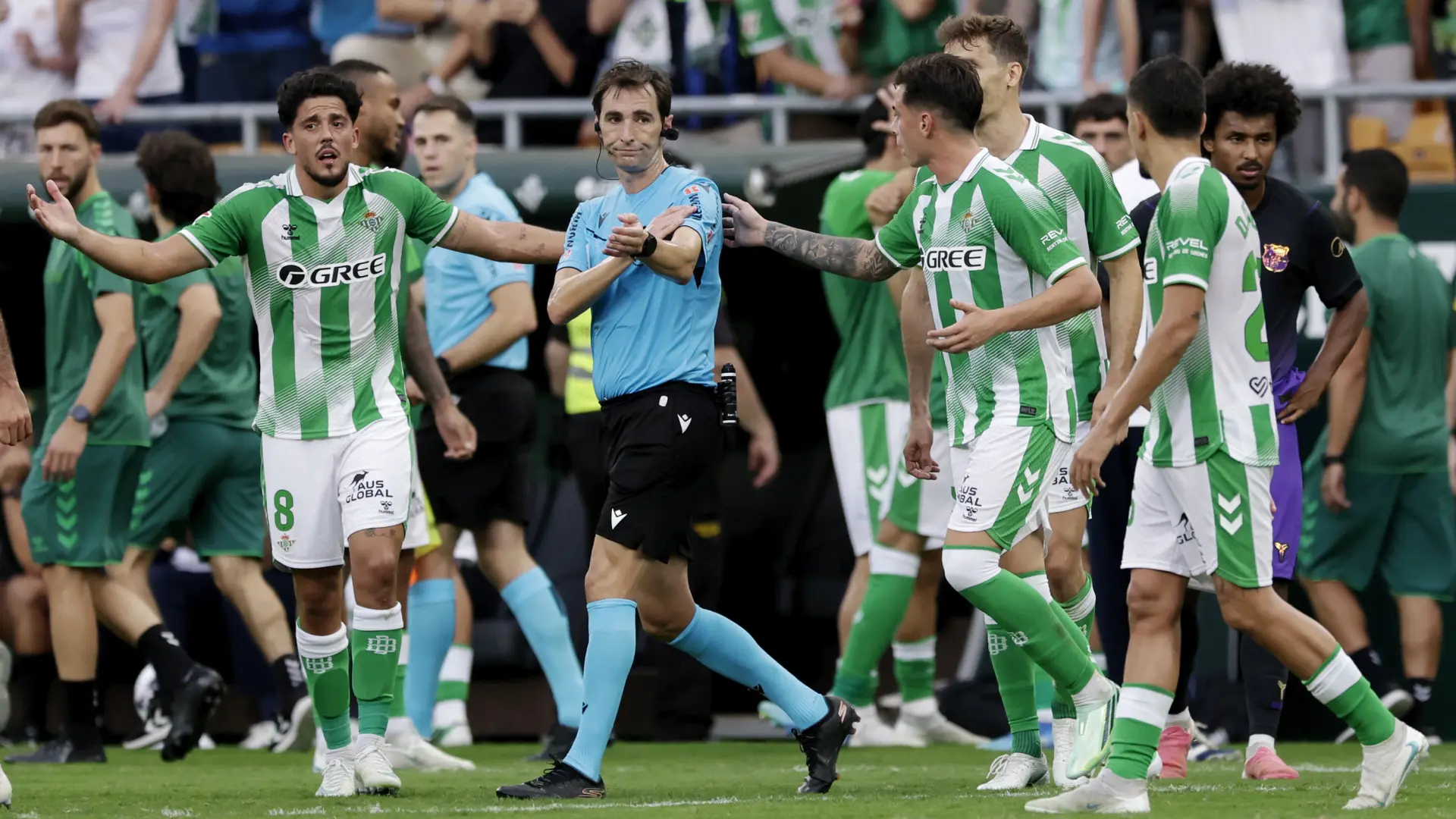 Así fue el gol anulado por mano al Betis ante el Barça que provocó el enfado de la afición: «De vergüenza, se están cargando el fútbol»
