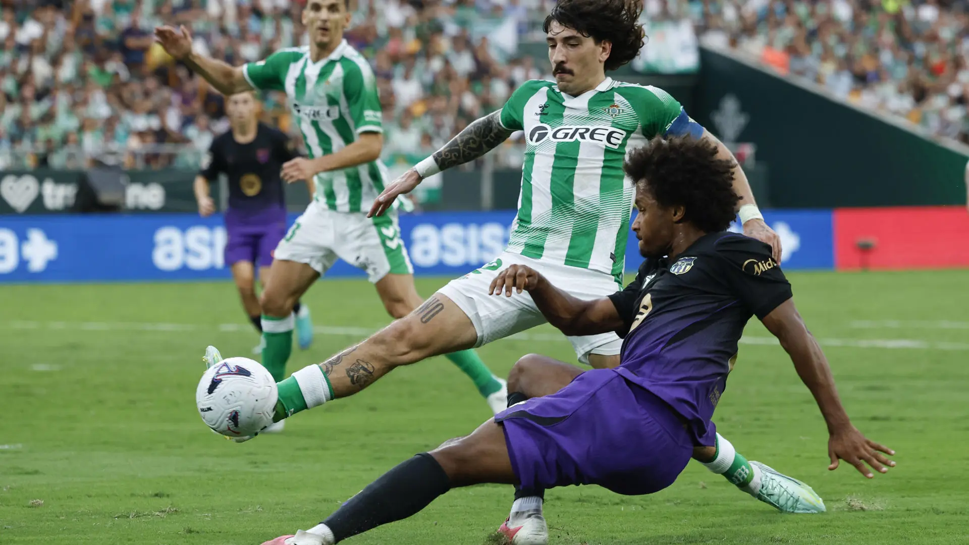 Héctor Bellerín explota contra el arbitraje del Betis – Barça: «No castigan de la misma forma, hay una sensación de injusticia en el equipo»
